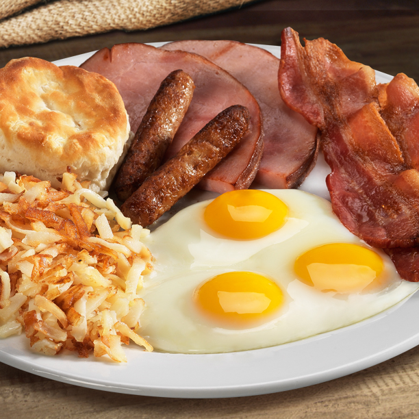 ​Tương tự như những quốc gia châu Âu khác, người Đức ăn sáng với trứng luộc, xúc xích và bánh mì tròn.