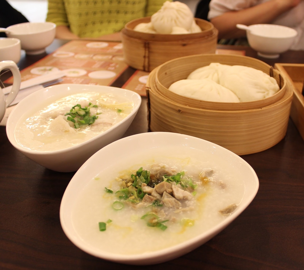 Bữa sáng truyền thống của người Trung Quốc ở mỗi vùng miền lại có những đặc điểm riêng, nhưng đều là sự kết hợp của món quẩy nóng và sữa đậu nành ấm. Cháo và bánh bao nhân thịt cũng là một bữa ăn sáng phổ biến.