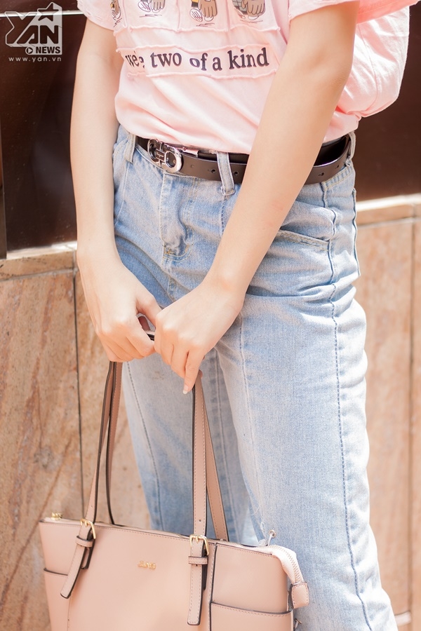 
Thêm một điểm cộng khiến hình ảnh của cô bạn trông bắt mắt hơn chính là lối phối màu, gam màu hồng pastel lại vô cùng "hợp cạ" với quần jeans xanh sáng. 