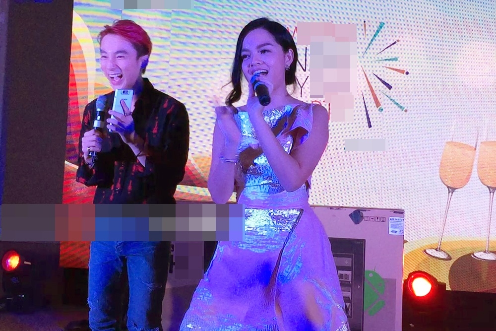 
Bà xã của ông bầu Quang Huy cho biết, cô đã từng song ca với cậu em đồng nghiệp ca khúc này trong một lần đi hát karaoke cùng anh em trong công ty.