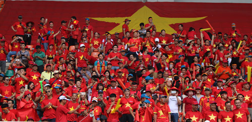 
Sắc đỏ phủ kín SVĐ trên SVĐ Pakansari để cổ vũ cho Olympic Việt Nam.(Ảnh: Độc Lập)