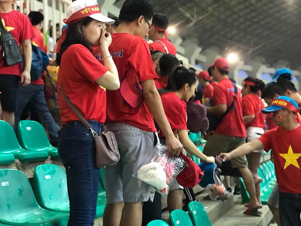 
CĐV Việt Nam khá buồn trước kết quả trận đấu.