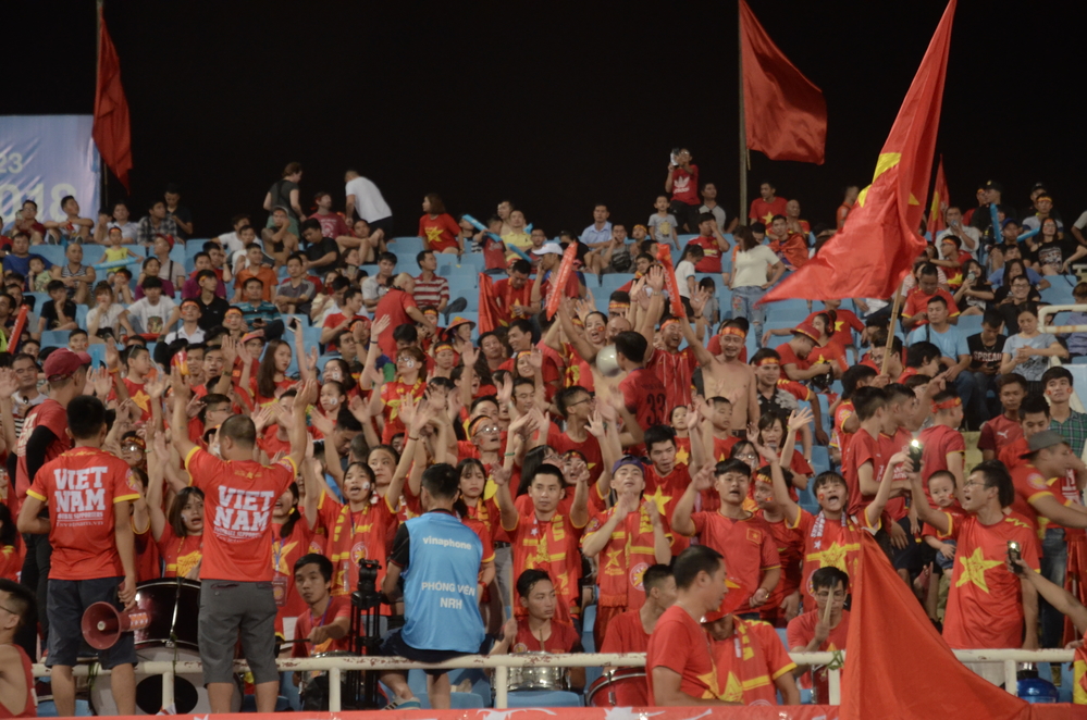 Những sắc thái đẹp tuyệt vời của CĐV góp phần làm nên chiến thắng của U23 Việt Nam trên sân Mỹ Đình