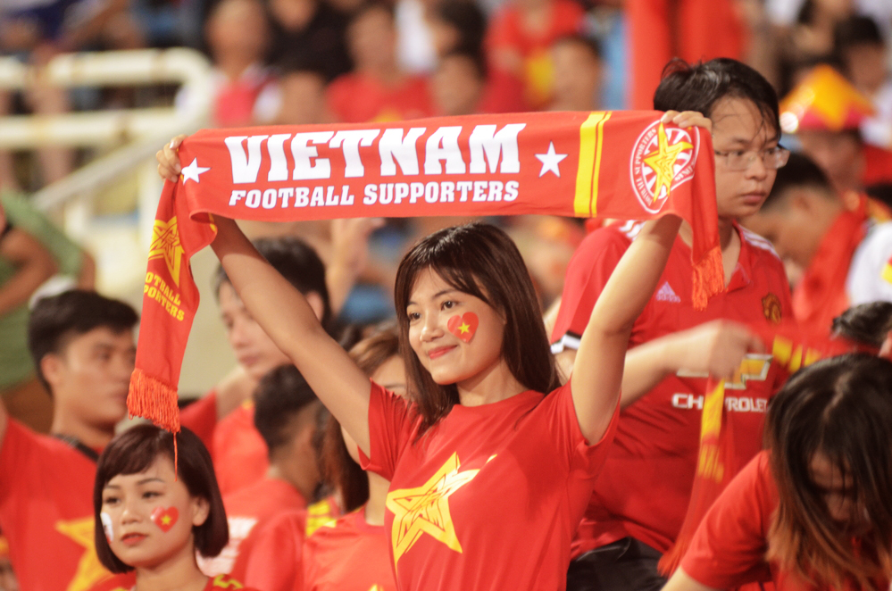 
Có rất nhiều nữ cổ động viên xinh xắn, dễ thương ngồi trên khán đài để cổ vũ cho U23 Việt Nam