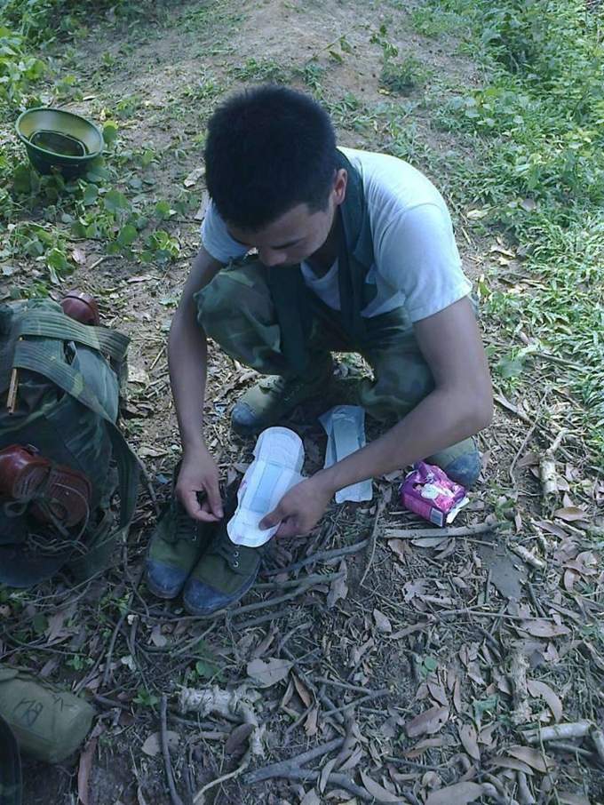 Hình ảnh những anh lính Việt Nam dùng BVS lót giày bỗng hot trên MXH