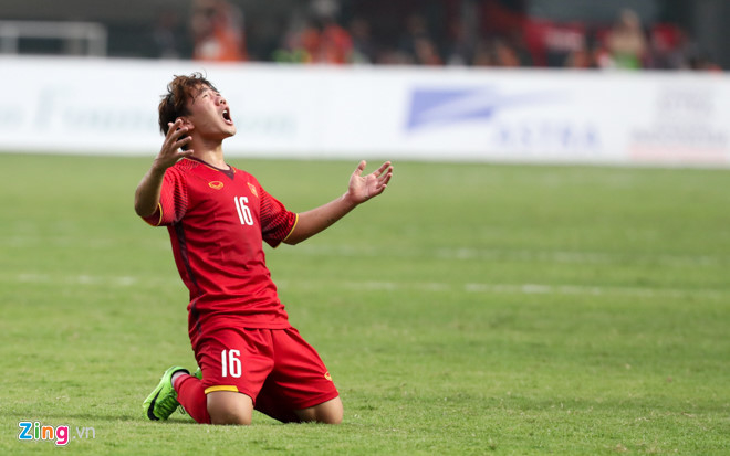 
Olympic Việt Nam đã chơi rất khởi sắc trong hiệp 2 và có được bàn thắng danh dự từ tình huống đá phạt đẹp mắt của Minh Vương.