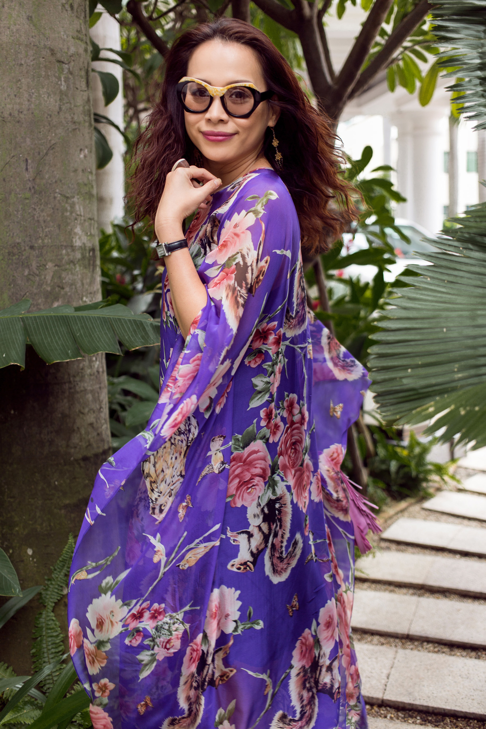 
Hoa hậu Việt Nam 1998 - Ngọc Khánh rực rỡ với sắc tím phối cùng hoạ tiết hoa màu hồng ngọt ngào. 