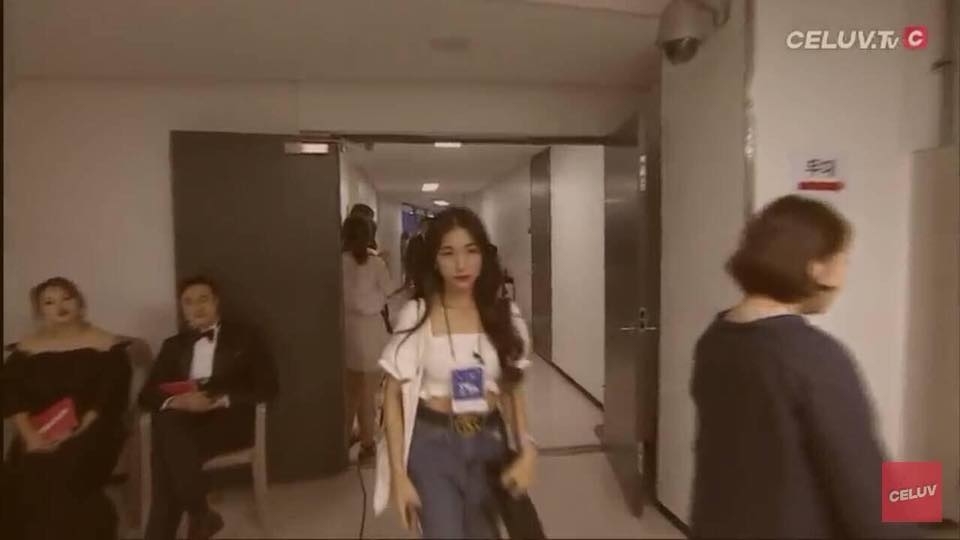 
Hòa Minzy đột nhập vào phòng chờ của BTS.