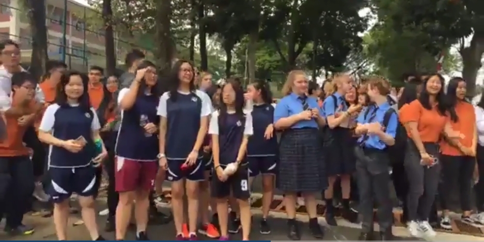 Học sinh Indonesia đội nắng chờ xin chữ kí các cầu thủ Olympic VN trong buổi tập trước khi gặp UAE