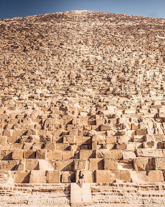 
Chúng ta chỉ biết tới kim tự tháp thông qua những bức hình chụp từ trên cao hoặc chụp cắt ngang hông, và đây là sự khổng lồ của kim tự tháp Giza. Thật không thể tưởng tượng nổi người Ai Cập cổ đại đã làm thế nào để vận chuyển được 170.000 tấn đá vôi và xây dựng nên kì quan vĩ đại cao 147m này
