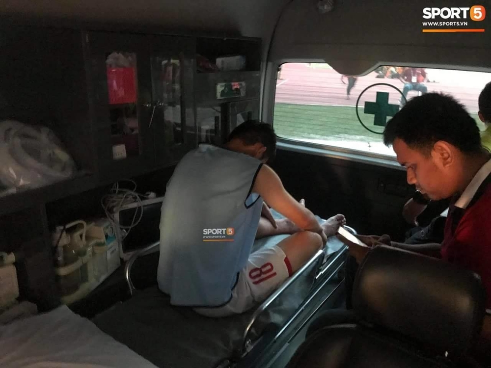
Sau khi rời sân không lâu, tiền vệ mang áo số 18 nhanh chóng được đưa đến bệnh viện để chăm sóc. ​