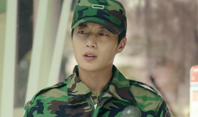 
Hình ảnh của Doojoon với trang phục quân ngũ trong bộ phim Let’s eat 3