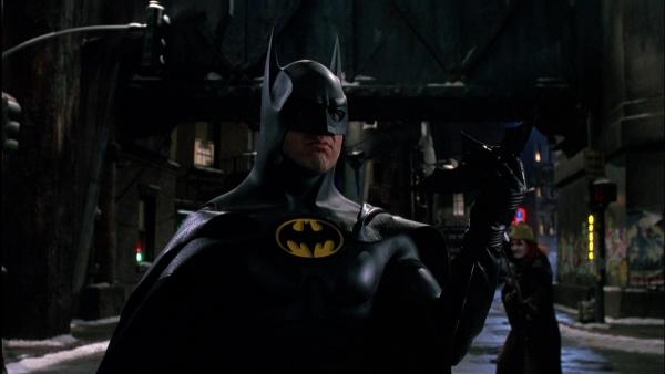 
Ben Affleck lén cuỗm vũ khí hình cánh dơi Batarang, nhưng đen cái là anh bị Warner Bros. phát hiện. Thế nên Ben đành bấm bụng trả tiền cho món quà lưu niệm này. Thấy cũng tội, mà thôi cũng kệ!