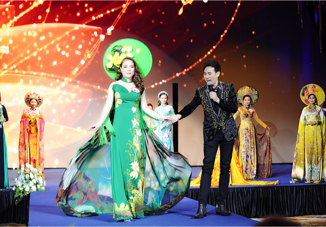 Thay bộ 3 trang phục, Nguyên Vũ gây ấn tượng với khán giả Singapore