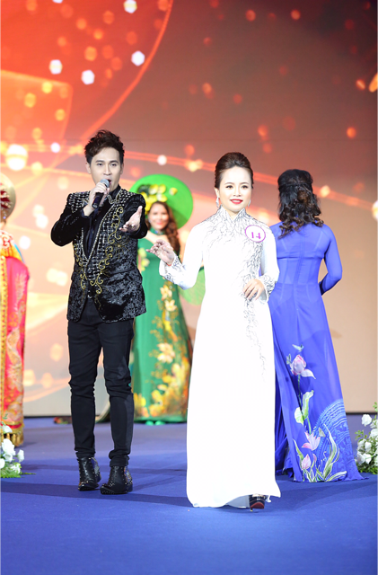 
Nguyên Vũ cùng dàn thí sinh mở màn ấn tượng trong phần thi trang phục áo dài. 