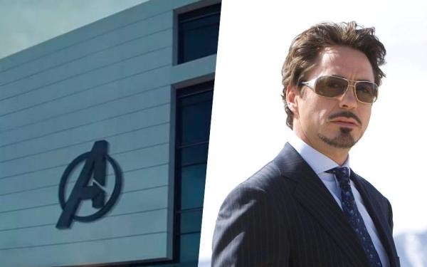 
Robert Downey Jr. thì chơi lớn lắm, anh ấy vác hẳn biểu tượng chữ A to đùng của Avengers trong Age Of Ultron về luôn đấy! Chú "Tô nì" lầy dễ sợ lầyyyyy