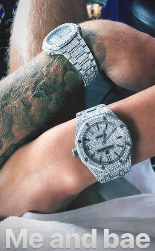 
Cận cảnh mẫu đồng hồ mà anh chàng tặng cho bạn gái được nạm kim cương tinh xảo đến từ một thương hiệu nổi tiếng trên thế giới.