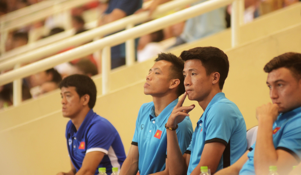 
Đội trưởng Văn Quyết trên hàng ghế dự bị cùng hậu vệ Bùi Tiến Dũng, thủ môn Đăng Văn Lâm (từ trái qua phải)