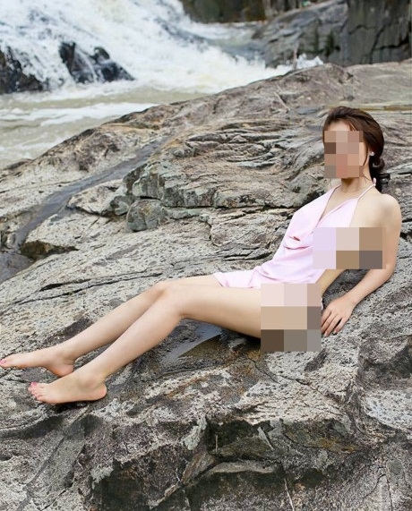 
Khoe thân bên thác đá, cô gái Hải Phòng cũng nhận "được" không ít gạch đá.