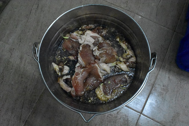 
Thịt của quán cơm tấm Kiều Giang được ngâm trong những dung dịch nổi váng đã bốc mùi