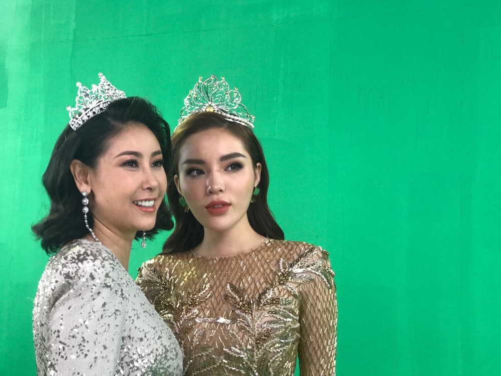 
Một số hình ảnh hậu trường của buổi chụp hình, Hoa hậu Kỳ Duyên thân thiết bên Hoa hậu Hà Kiều Anh.