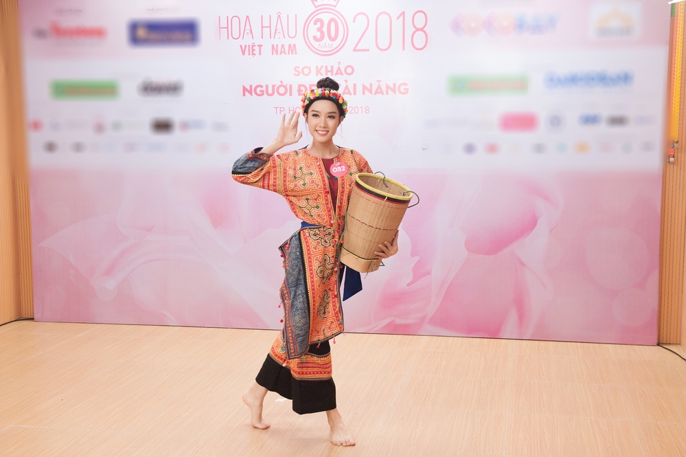 Thí sinh Hoa hậu Việt Nam 2018 biểu diễn tài năng khiến ban giám khảo bất ngờ - Tin sao Viet - Tin tuc sao Viet - Scandal sao Viet - Tin tuc cua Sao - Tin cua Sao