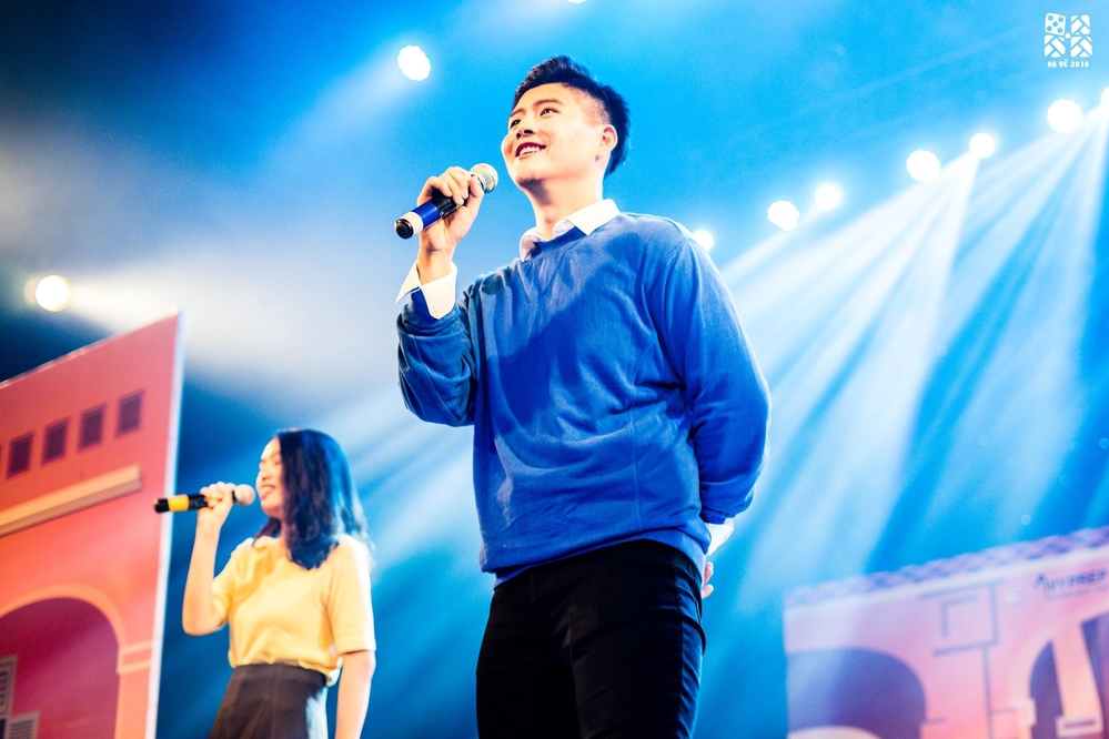 Mắt Điệp: Cháy hết mình với “Hạ Về 2018” cùng hàng nghìn học sinh Lê Hồng Phong tại sân khấu Lan Anh