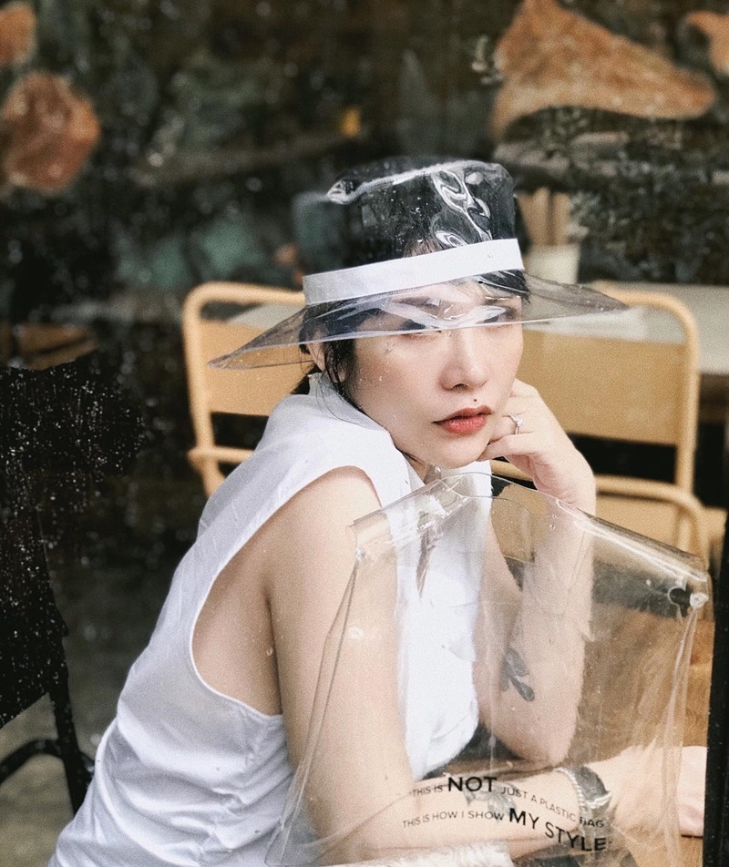 
Tỏa sáng với set đồ trắng, stylist Lâm Thuý Nhàn còn khẳng định sự nhạy bén trong thời trang của mình với chiếc mũ nhựa trong suốt và còn đi kèm chiếc túi đồng điệu chất liệu.