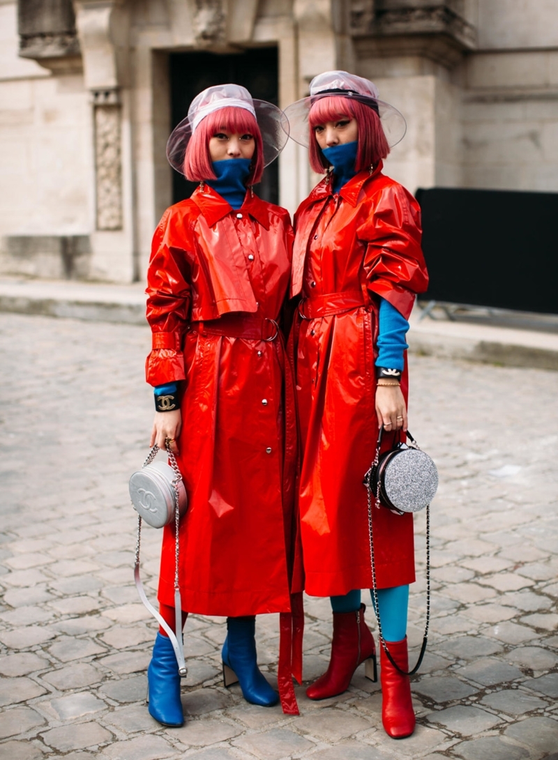 
Cặp fashionista sinh đôi đến từ đát nước mặt trời mọc là Ami và Aya Suzuki dù diện trench coat da đỏ giống nhau nhưng lại chọn mũ phiên bản khác màu viền để nhấn nhá sự khác biệt, đối lập.