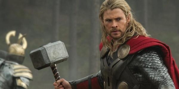 
Chris Hemsworth đã mang 5 chiếc búa thần Mjolnir của Thor về và trưng bày nó khắp nhà. Chắc làm vậy cho người ta đừng quên mình là Thần Sấm!