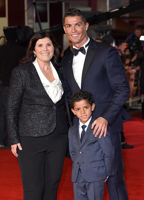 
Ronaldo cùng mẹ và con trai