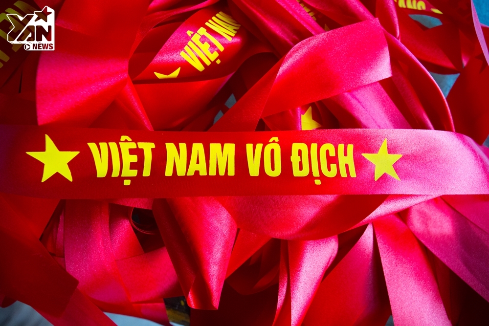 
Đặc biệt, những ngày này đội tuyển U23 Việt Nam đang tiến vào rất sâu tại ASIAD 2018 nên gia đình anh Phục còn làm sản xuất thêm các dải băng rôn cổ vũ tinh thần chiến đấu cho đội tuyển