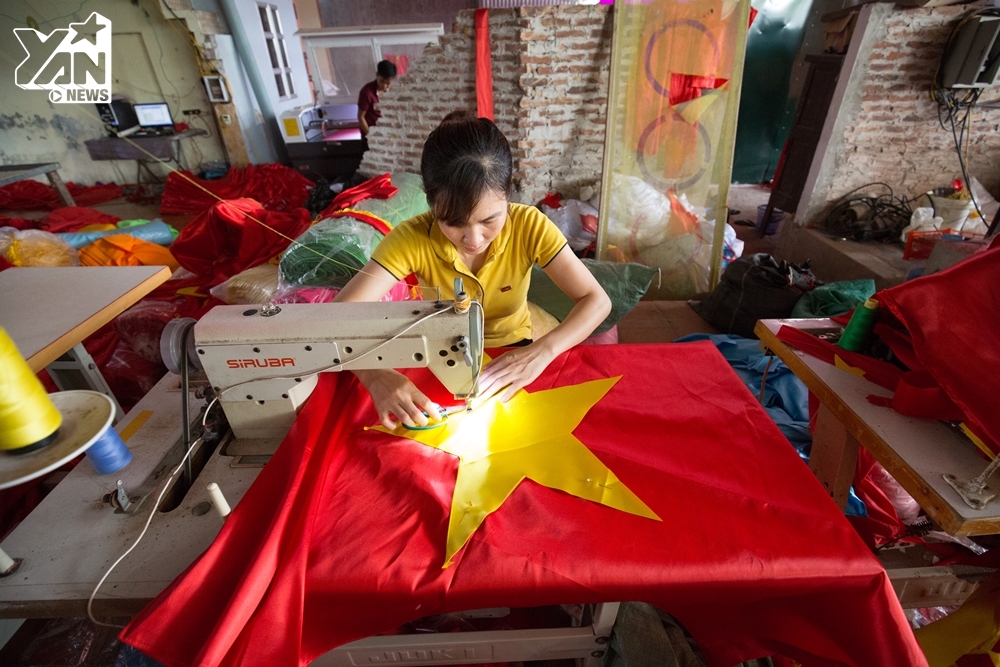 
Trong lúc không khí bận rộn để chuẩn bị cho ngày Quốc khánh đang lan tỏa khắp nơi, không khó để tìm được nhà anh Nguyễn Văn Phục - một thành viên trong gia đình làm cờ truyền thống nổi tiếng.