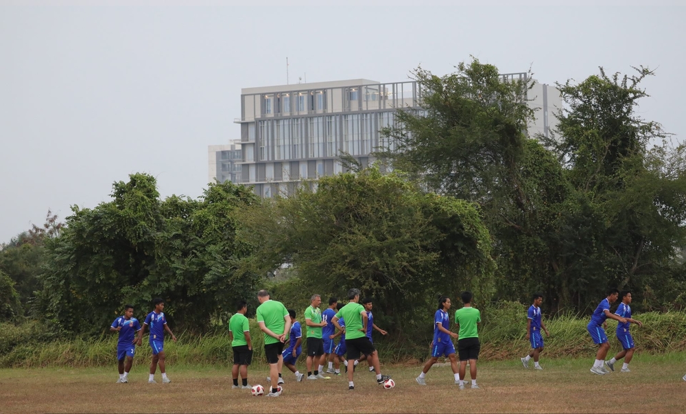 
Mặt cỏ trên sân tập của Myanmar khiến nhiều người nhìn vào cảm thấy "ngao ngán".