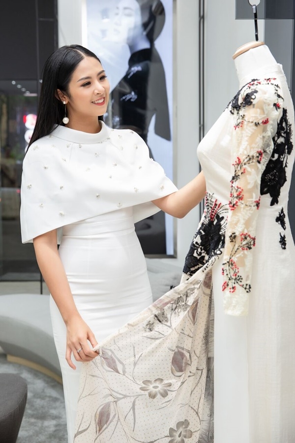 
Đến thăm Nàng thơ xứ Huế, Hoa hậu Ngọc Hân ăn mặc giản dị với chiếc đầm trắng ôm sát, khoe vẻ đẹp hình thể hoàn hảo.