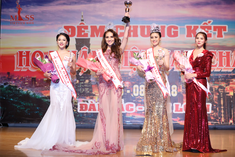
Kết quả chung cuộc, ngoài danh hiệu Hoa hậu Việt Nam Châu Á 2018 thuộc về Gia Hòa, còn có Á hậu 1 - Lý Kim Thảo, Á hậu 2 là Huỳnh Thanh Thy và Á hậu 3 - Hà Lê Y La.​