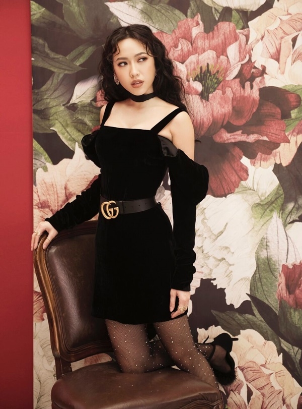 
Trong chiếc váy đen cá tính, Diệu Nhi khoe vẻ đẹp cực sang trọng nhưng vẫn không kém phần quyến rũ nhờ thiết kế 2 dây hở vai.