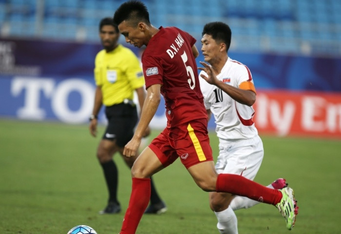 
Ở giải vô địch U19 châu Á 2016, trong trận đấu ra quân gặp đối thủ U19 Triều Tiên, Đoàn Văn Hậu đã lần đầu tiên ghi điểm trong mắt NHM bóng đá Việt Nam. Ngoài khả năng phòng ngự tuyệt vời ở hành lang cánh, Hậu còn tỏa sáng ở phút 90 bằng một cú sút xa tuyệt đẹp trong chiến thắng 2-1 của ĐT U19 Việt Nam. Sau đó, Văn Hậu và các đồng đội đã tiếp tục làm nên kỳ tích lọt vào bán kết để chính thức có mặt tại VCK U20 thế giới 2017 tại Hàn Quốc. 