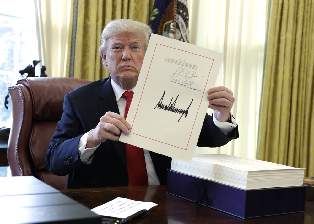 
Tổng thống Donald Trump ký luật cải cách thuế trị giá 1,5 nghìn tỷ đô la trong Phòng bầu dục của Nhà Trắng ở Washington vào ngày 22//12/2017. (Ảnh: AP)