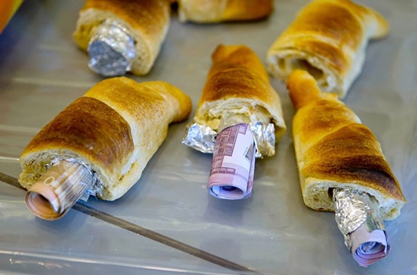 
Đây là một trong những mánh khóe của các kẻ buôn lậu tiền: Cuộn tiền nhét vào bánh sừng trâu.