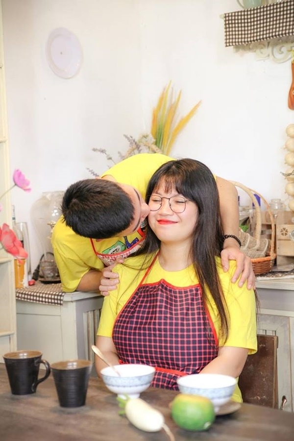 
Cách đây không lâu, Thu Trang đã cùng chụp ảnh với bạn trai vô cùng tình tứ, cũng gây "sóng gió" dư luận và thu hút nhiều lượt bình luận không kém.
