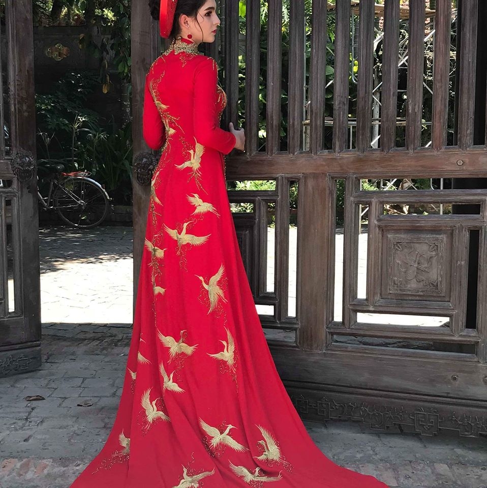 
Với chiều cao 1m70, Ngọc Hằng rất duyên dáng khi diện trang phục áo dài truyền thống Việt Nam - Ảnh: FBNV