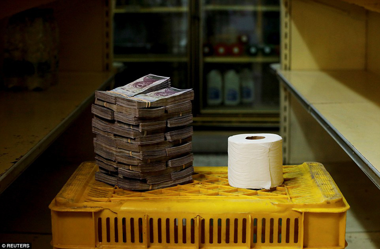 
Chẳng hạn như ở đây, một cuộn giấy vệ sinh có giá 0,40 đô la Mỹ (khoảng 9.000 đồng), thì người Venezuela sẽ phải trả đến 2,6 triệu bolivar.