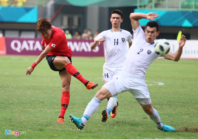 
Hwang Ui-jo sút xa đẹp mắt nâng tỉ số lên thành 2-1 cho Olympic Hàn Quốc.