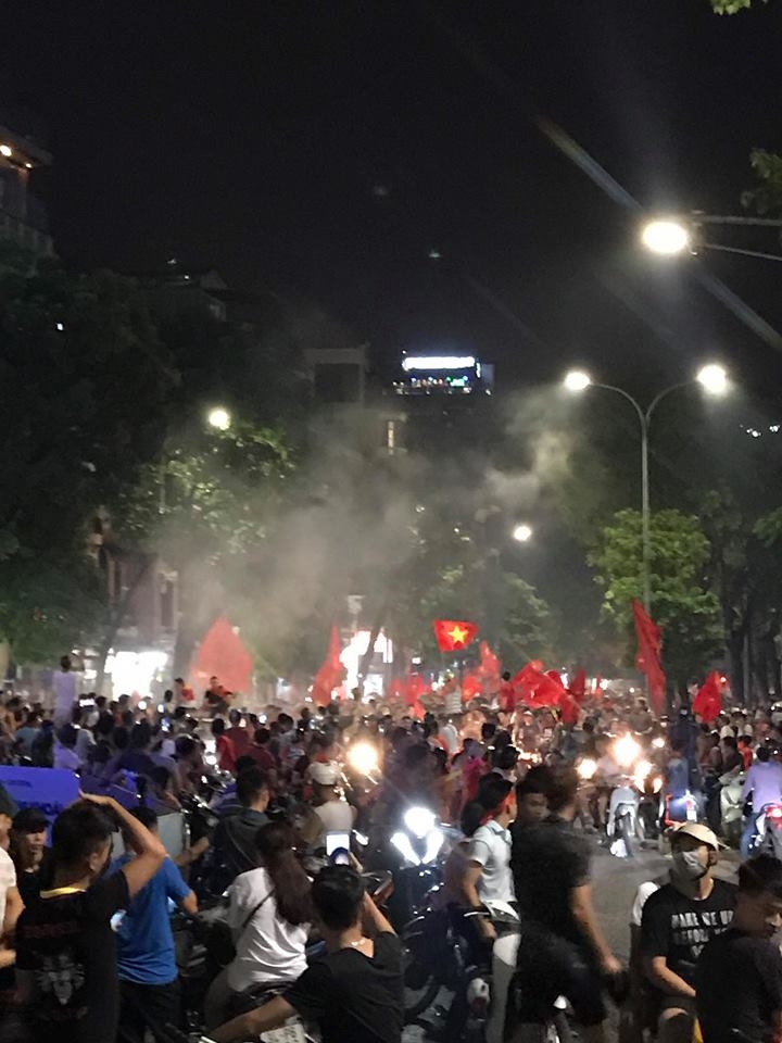 Phấn khích với màn ăn mừng rực lửa xuyên đêm của CĐV trước chiến thắng của Olympic Việt Nam