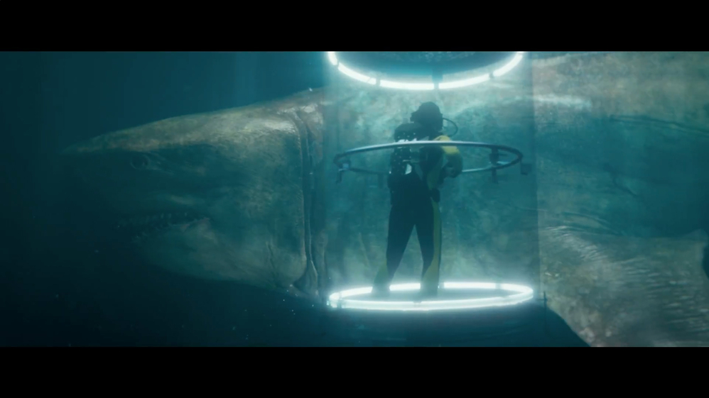 
Lý Băng Băng chật vật với diễn xuất, à không, việc tiêu diệt siêu thú biển khơi trong phim.