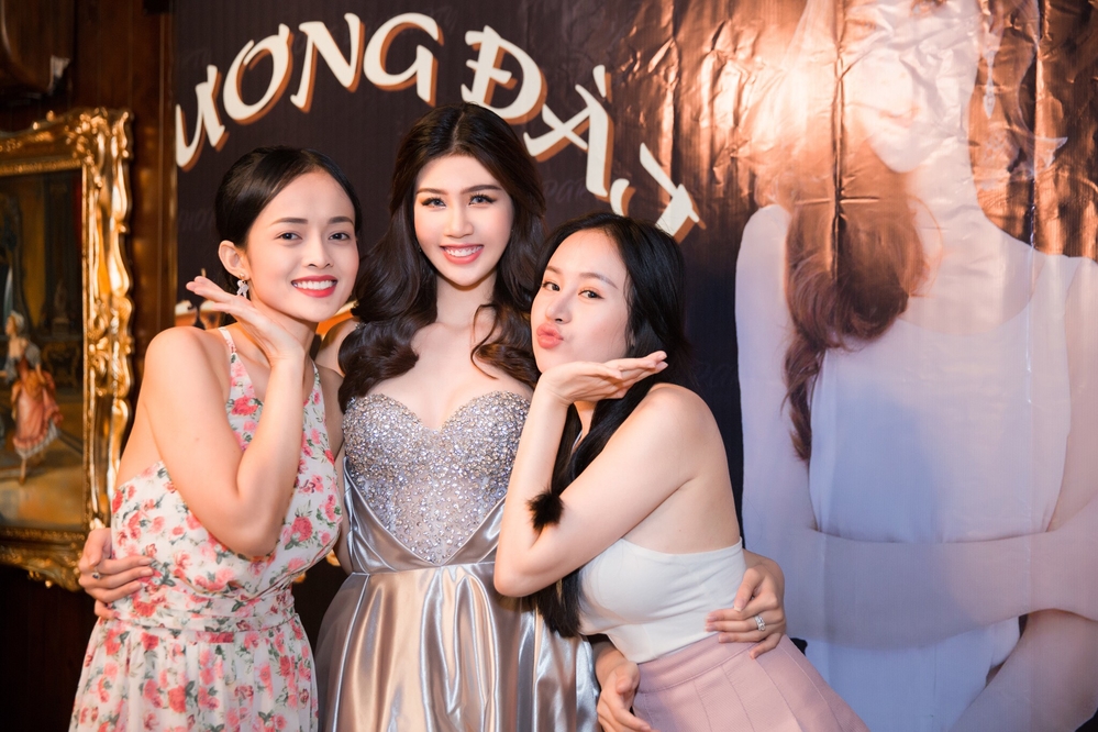 Bà Tưng dự sinh nhật của mỹ nhân dự thi Hoa hậu người Việt tại Úc 2018