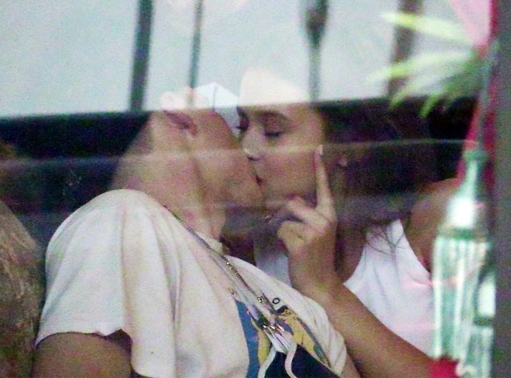 
Hồi tháng 4, khi chưa chia tay mối tình 4 năm với diễn viên Chloe Moretz, Beckham cũng đã công khai hôn đắm đuối nữ người mẫu Lexi Wood tại một cửa hiệu xăm mình.