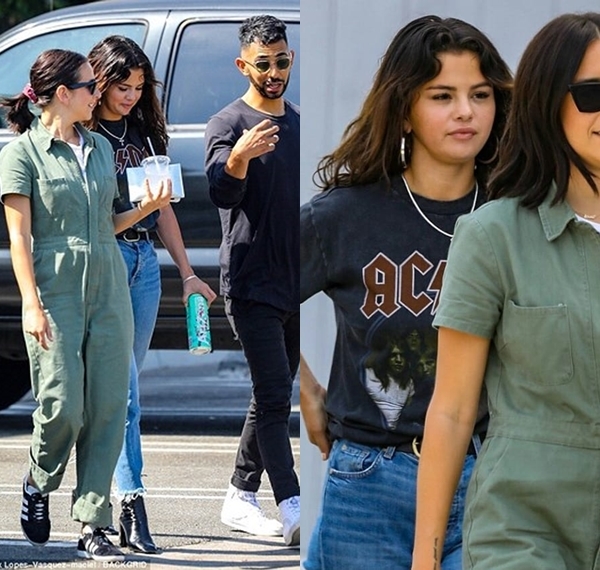 
Dạo phố với bạn bè, Selena Gomez diện trang phục đơn giản với áo T-shirt, quần jeans và boots da.