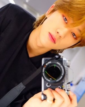 
Minghao đẹp xuất sắc bên máy ảnh của anh ấy